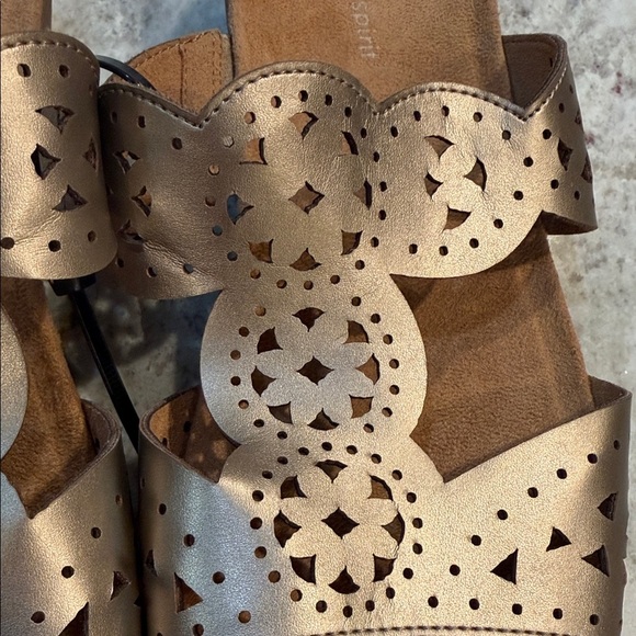 Easy Spirit Women's Leather Sandals in Metallic Bronze - Picture 2 of 8